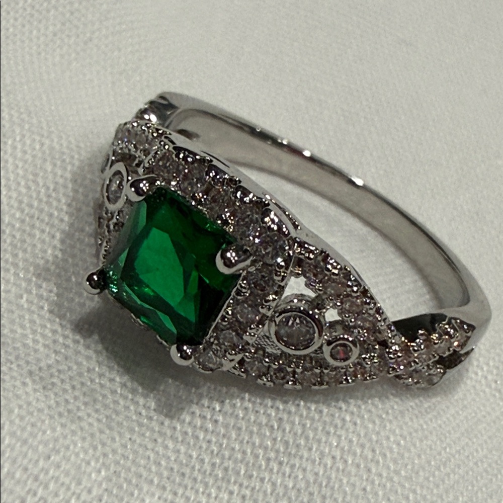 Elegant Silver and Green Emerald Gemstone Ring. Size 9
